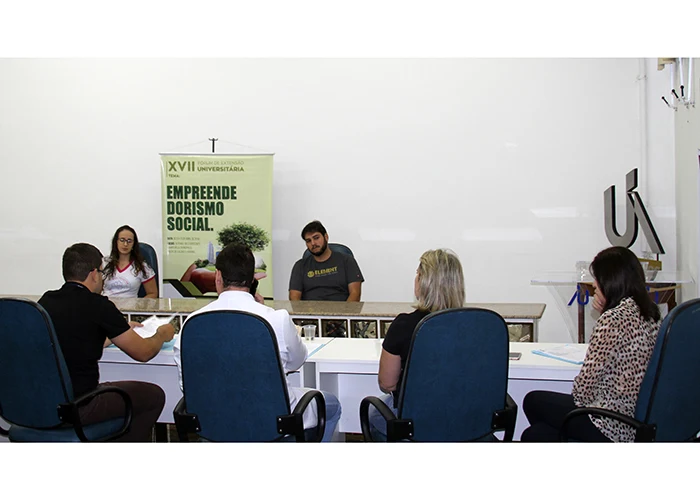 Acadêmicos apresentam seus trabalhos, avaliados pela banca examinadora composta pelos professores Hélder Luiz Ribeiro da Silva, Roberto Salvador de Souza, Luisa Barbosa Messora e Annie Beatriz de Carvalho